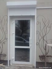 Монтаж алюмінієвих дверей і захисні роллеты в кафе. &mdash; Редвін Груп